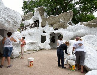 Realizan tareas de restauración y puesta en valor de la gruta del Paseo del Bosque